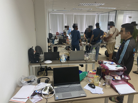 6. Đột xuất văn phòng cho vay qua app của người Trung Quốc: Công an quận 4, TP.HCM vừa triệt phá đường dây cho vay nặng lãi qua app do Tian Yi Gui (28 tuổi, quốc tịch Trung Quốc) điều hành. Nhóm có nhiều bộ phận như gọi điện mời vay, sau đó người vay cung cấp thông tin qua app. Vay 5 triệu, khách chỉ nhận 3,5 triệu đồng và tính lãi cao sau đó. Có 3 bộ phận thu hồi nợ và chuyên gọi điện đe dọa, chửi bới và bêu rếu khách hàng nếu không trả tiền hoặc trễ hạn.