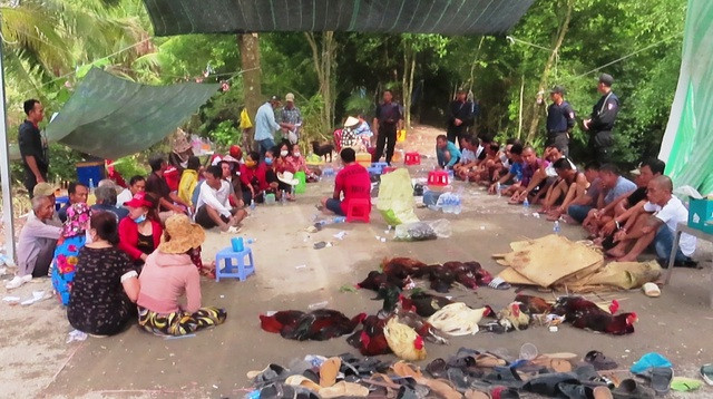 5. Bắt tụ điểm đánh bạc thu gần 1 tỷ đồng: Hôm nay, Công an tỉnh Kiên Giang thông tin rõ về vụ đánh bạc tại vườn của người dân ở Tân Hiệp, Kiên Giang. Ngày 25/7, công an bắt quả tang 42 người đánh bạc trong vườn vắng với hình thức đá gà và lắc tài xỉu ăn tiền. Số tiền thu được gần 1 tỷ đồng. Tất cả các con bạc trên có hộ khẩu thường trú tại huyện Tân Hiệp, Hòn Đất và TP Rạch Giá và các địa phương khác trong và ngoài tỉnh Kiên Giang.