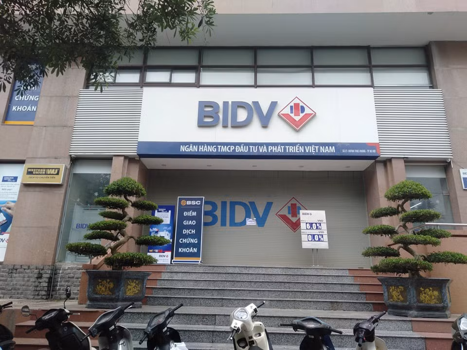 4. Cướp ngân hàng ném lưu đạn khi bỏ trốn: khoảng hôm nay, Ngân Hàng BIDV chi nhánh Ngọc Khánh bị 2 người đàn ông đeo khẩu trang, mặc áo chống nắng đi bộ vào súng đe dọa nhân viên, cướp đi một số tiền lớn và bỏ trốn. Theo lời kể, hai nghi phạm ném lựu đạn trước cửa trụ sở để trốn nhưng may mắn lựu đạn không phát nổ, chúng cũng làm rơi tiền.