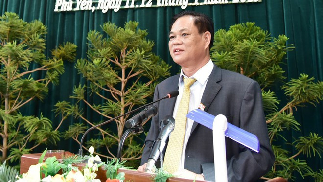 Ông Huỳnh Tấn Việt năm nay 58 tuổi, quê ở xã Hòa Xuân Đông, Thị xã Đông Hòa, tỉnh Phú Yên, trình độ thạc sĩ quản lý nhà nước, cử nhân kinh tế. Ông Việt từng kinh qua các chức vụ như Bí thư Tỉnh đoàn, Giám đốc Sở Công nghiệp Phú Yên, Trưởng ban Dân vận Tỉnh ủy Phú Yên, Phó Bí thư thường trực Tỉnh ủy Phú Yên. Tháng 10/2015, ông Việt được Ban chấp hành Đảng bộ tỉnh Phú Yên bầu làm Bí thư Tỉnh ủy.