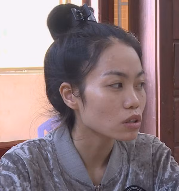 5. Truy tố “nữ quái” dụ dỗ trẻ em lấy điện thoại: Công an TP Quy Nhơn đã chuyển kết luận điều tra sang VKSND cùng cấp để truy tố Phạm Thị Ngọc Thảo (25 tuổi; ngụ phường Lê Lợi, TP Quy Nhơn) về các tội danh: Trộm cắp tài sản, cướp giật tài sản và lừa đảo chiếm đoạt tài sản. Thảo chuyên lừa đảo bằng cách mua trà sữa, kẹo dụ dỗ các cháu nhỏ cho mượn điện thoại để gọi người quen rồi sau đó chiếm đoạt. Thảo còn đeo bám người khác để trộm cắp, cướp giật.