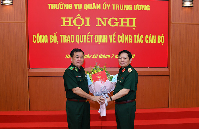 Trung tướng Hoàng Xuân Chiến, ủy viên Trung ương Đảng, ủy viên Quân ủy Trung ương, Tư lệnh Bộ đội Biên phòng. Ông sinh năm 1961, quê Hưng Yên và từng trải qua các cương vị như Phó Giám đốc Học viện Biên phòng, Chỉ huy trưởng Bộ đội Biên phòng tỉnh Thừa Thiên-Huế.