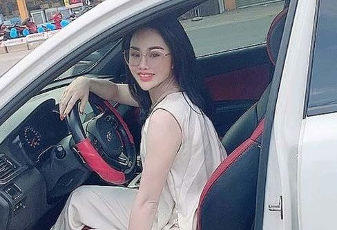 "Tôi nhìn anh Grab chảy quá nhiều máu mà khóc không thành tiếng. Em trai tôi cũng mới qua đời bên nước ngoài do xuất huyết dạ dày nên tôi rất sợ cái cảm giác ở thời khắc sinh tử. Tôi vừa đi vừa cầu nguyện cho anh này tai qua nạn khỏi. Còn anh ấy thì cứ hổn hển nói: Nhà em nghèo lắm, em còn vợ và 2 con nhỏ. Bố mẹ không có tiền…".