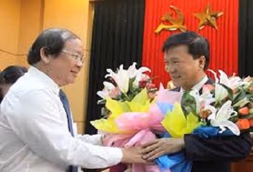 Ông Trần Ngọc Căng (60 tuổi), quê huyện Mộ Đức, tỉnh Quảng Ngãi, từng giữ chức vụ Trưởng ban Dân vận Tỉnh ủy, Phó bí thư Tỉnh ủy, Chủ tịch HĐND tỉnh trước khi giữ chức vụ Chủ tịch UBND tỉnh Quảng Ngãi từ năm 2015. Ảnh: Ông Trần Ngọc Căng nhận hoa khi được bầu vào chức vụ Chủ tịch tỉnh Quảng Ngãi.