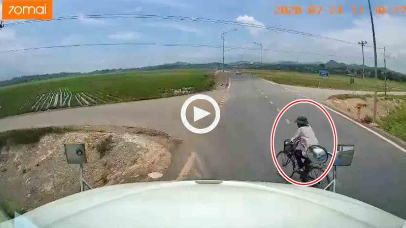 Video: Khoanh khac xe container lao xuong ruong tranh nguoi di xe dap