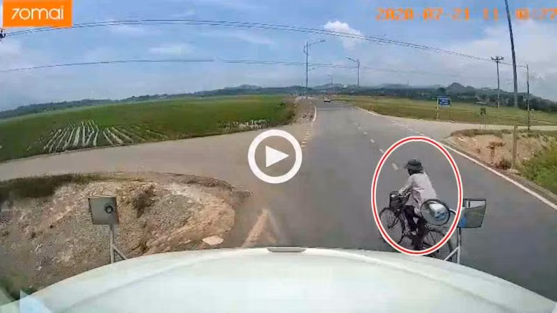 Video: Khoanh khac xe container lao xuong ruong tranh nguoi di xe dap