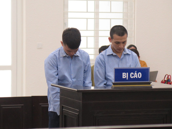 5. Đi chơi lễ bị bán sang Trung Quốc làm gái mại dâm: Tháng 5/2015, Tùng quen chị T. qua mạng và thấy dễ lừa nên liên hệ một người Việt ở Trung Quốc đưa chị T. sang bán với giá 6.500 nhân dân tệ. Để lừa được chị T. Tùng rủ Thảo cùng tham gia, lấy cớ đi chơi 2/9 ở Móng Cái. Chị T. bị bán sang Trung Quốc phải đi bán dâm, sau đó công an bắt được trả về nước. TAND TP Hà Nội phạt Tùng 12 năm tù, Thảo 10 năm tù về tội "mua bán người".