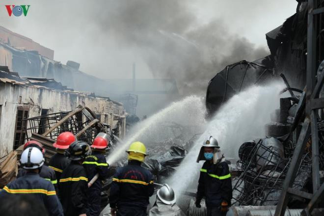 Chay kho hoa chat Long Bien: Khong khi co chat hoa hoc vuot chuan gan 20 lan-Hinh-3