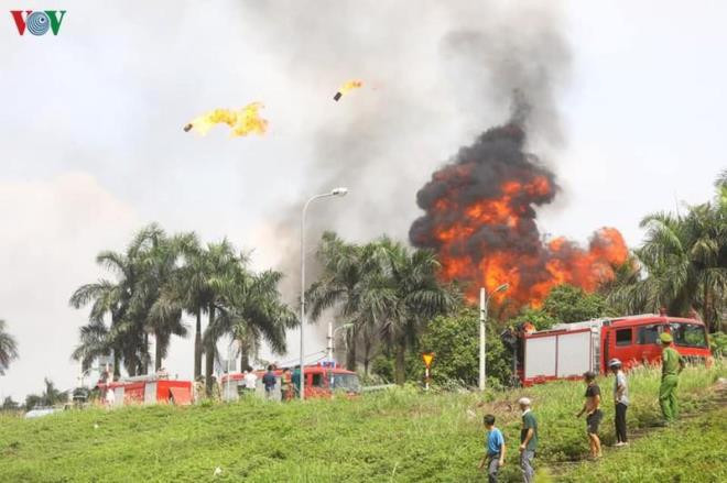 Chay kho hoa chat Long Bien: Khong khi co chat hoa hoc vuot chuan gan 20 lan-Hinh-2