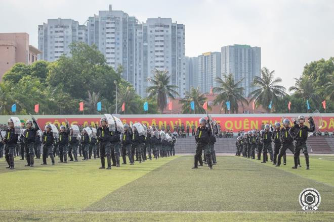 Màn đồng diễn chống bạo động có sử dụng lá chắn của Cảnh sát cơ động. (Ảnh: C500)
