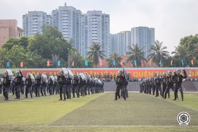 Màn đồng diễn chống bạo động có sử dụng lá chắn của Cảnh sát cơ động. (Ảnh: C500)
