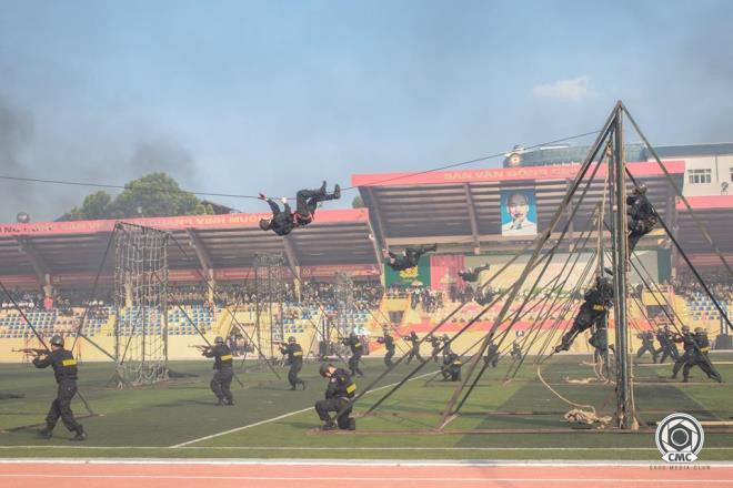 Cảnh sát cơ động trèo tường, đu dây diễn tập chống khủng bố. (Ảnh: C500)