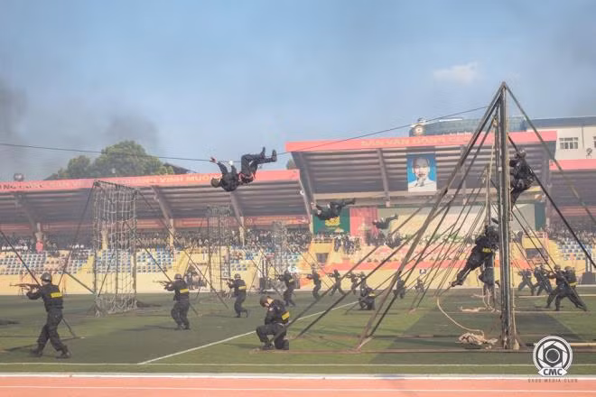 Cảnh sát cơ động trèo tường, đu dây diễn tập chống khủng bố. (Ảnh: C500)