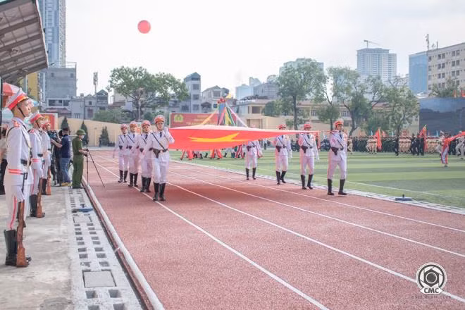 Buổi tổng duyệt diễn ra với các nội dung: Nghi lễ khai mạc, thắp đuốc Đại hội khỏe; Duyệt đội ngũ và biểu diễn quân sự, võ thuật của lực lượng Cảnh sát cơ động Bộ Công an. (Ảnh: C500)
