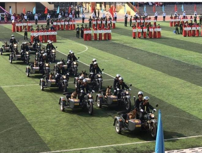 Cùng đó đội mô tô biểu diễn.