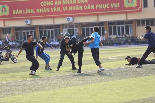 Cảnh sát Cơ động tấn công, trấn áp (Ảnh: C500)