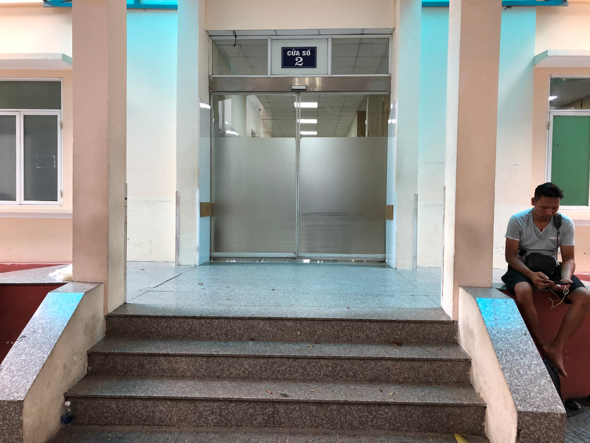 Trước đó, dù rất đau đớn, mất máu nhiều, ôm bụng nằm vật vã bên đường, nhưng anh Q. vẫn gắng sức lấy điện thoại gọi cầu cứu. Sau đó, anh Q. được người dân đưa đi cấp cứu tại Bệnh viện Đa khoa Đức Giang, sau đó chuyển đến Bệnh viện Việt Đức lúc 3h sáng 19/7.