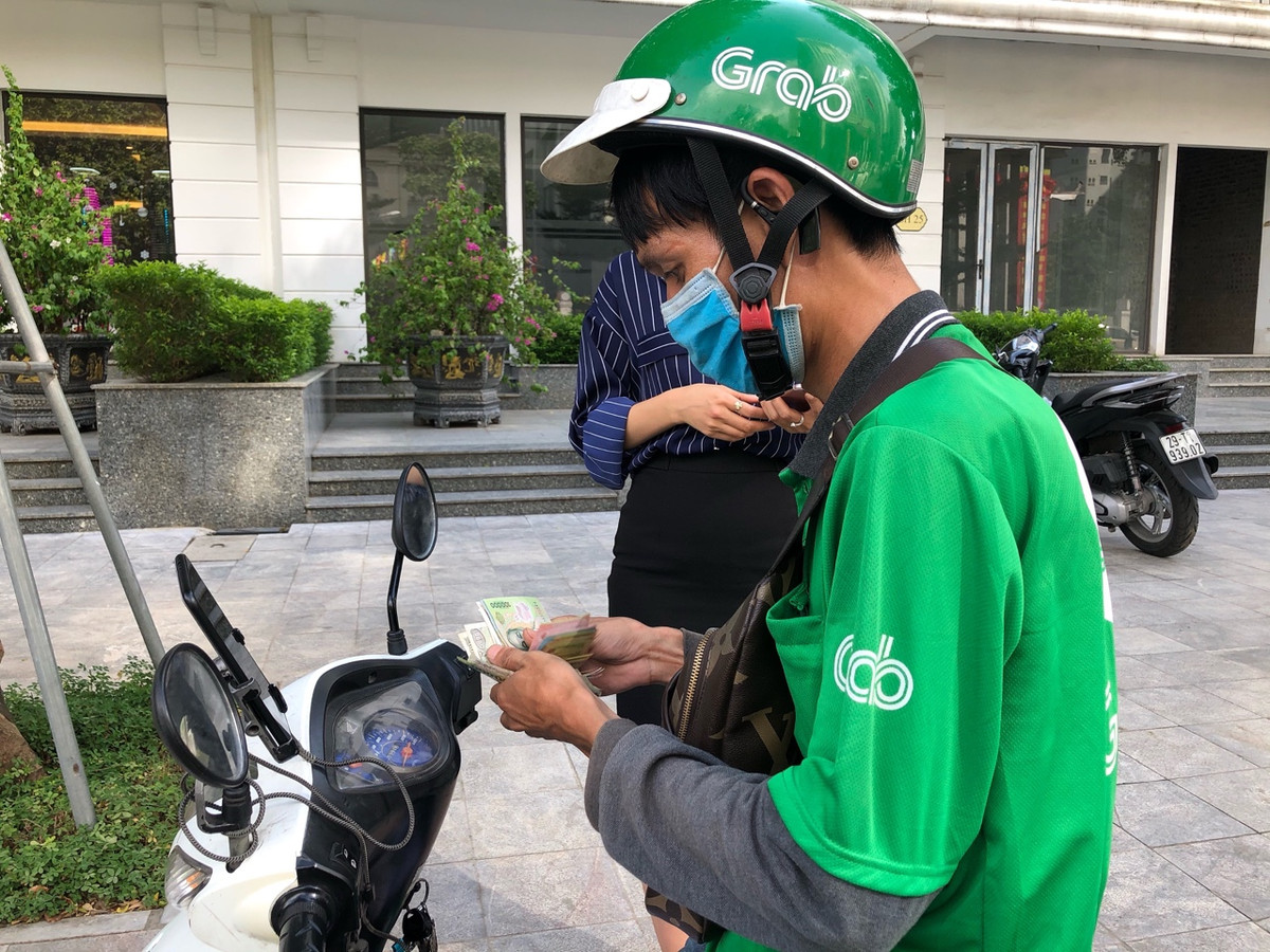 Được biết, hiện anh Q. được dẫn lưu màng phổi phải, mê, thở qua nội khí quản, da niêm mạc nhợt, sốc mất máu, vết thương ngực hở. Nhiều vết thương lưng và ngực: 1 ngực phải, 2 lưng, 1 cạnh sườn phải, 1 cẳng tay trái. Đến chiều 20/7, anh Q. đã qua được cơn nguy kịch nhất, đang dùng thuốc trợ tim liều cao. Tình trạng bệnh nhân nặng, ổn định.