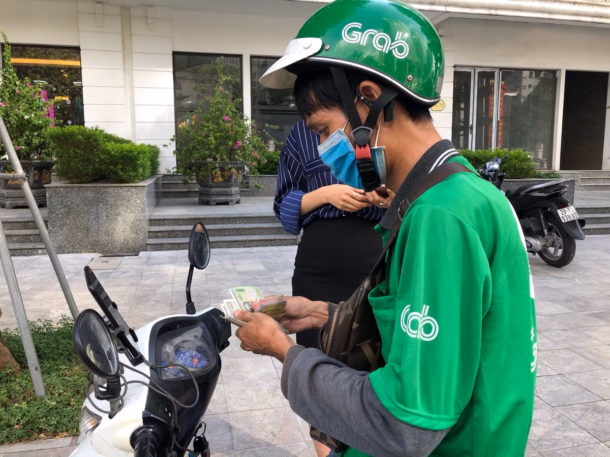 Được biết, hiện anh Q. được dẫn lưu màng phổi phải, mê, thở qua nội khí quản, da niêm mạc nhợt, sốc mất máu, vết thương ngực hở. Nhiều vết thương lưng và ngực: 1 ngực phải, 2 lưng, 1 cạnh sườn phải, 1 cẳng tay trái. Đến chiều 20/7, anh Q. đã qua được cơn nguy kịch nhất, đang dùng thuốc trợ tim liều cao. Tình trạng bệnh nhân nặng, ổn định.