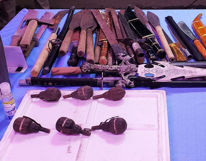  3. Dân tự nguyện giao nộp súng đạn, kiếm cho công an: Tại buổi phát động tổ chức vận động người dân giao nộp vũ khí, Công an quận Thủ Đức đã tiếp nhận 6 quả lựu đạn, súng K54 và hơn 50 thanh dao, kiếm cùng các loại công cụ hỗ trợ khác. Mỗi người dân đến giao nộp vũ khí, vật liệu nổ, công cụ hỗ trợ được tặng 10 kg gạo đem về.