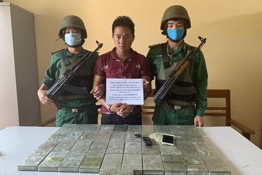  6. Vận chuyển 41 bánh heroin lấy 80 triệu đồng tiền công: Lực lượng chức năng bắt quả tang Giàng A Vừ (sinh năm 1989, Lóng Luông, Vân Hồ, Sơn La) vì vận chuyển 41 bánh heroin trên xe ôtô taxi của mình. A Vừ khai do chạy taxi vùng giáp ranh nên ít bị kiểm tra, lợi dụng đó vận chuyển thuê số hàng trên cho một người đàn ông không rõ lai lịch lấy 80 triệu đồng tiền công. 