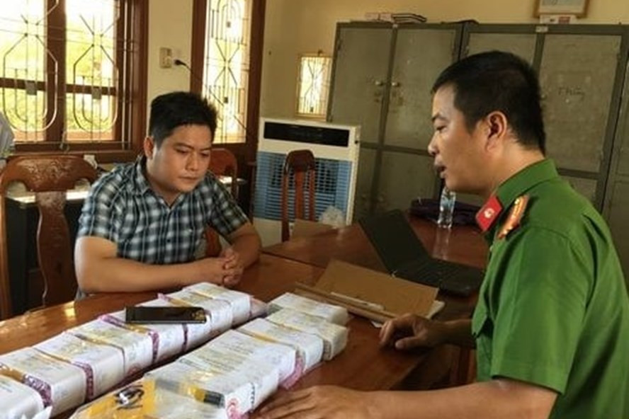  7. Vận chuyển 100 điện thoại Iphone không rõ nguồn gốc: Công an tỉnh Quảng Trị kiểm tra hành chính đối với ông Mai Xuân Tính (SN 1987, trú tại khu phố 6, phường 5, TP.Đông Hà, tỉnh Quảng Trị), phát hiện 100 chiếc điện thoại Iphone X loại 64Gb và Iphone 8 loại 64Gb của nhãn hàng Apple không có giấy tờ trị giá gần 1 tỷ đồng. Tính khai nhận, mua số điện thoại nói trên từ một người lạ trên mạng về bán kiếm lời. 