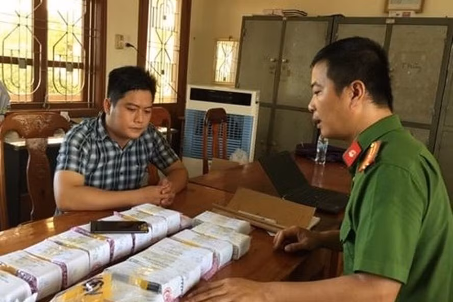  7. Vận chuyển 100 điện thoại Iphone không rõ nguồn gốc: Công an tỉnh Quảng Trị kiểm tra hành chính đối với ông Mai Xuân Tính (SN 1987, trú tại khu phố 6, phường 5, TP.Đông Hà, tỉnh Quảng Trị), phát hiện 100 chiếc điện thoại Iphone X loại 64Gb và Iphone 8 loại 64Gb của nhãn hàng Apple không có giấy tờ trị giá gần 1 tỷ đồng. Tính khai nhận, mua số điện thoại nói trên từ một người lạ trên mạng về bán kiếm lời. 