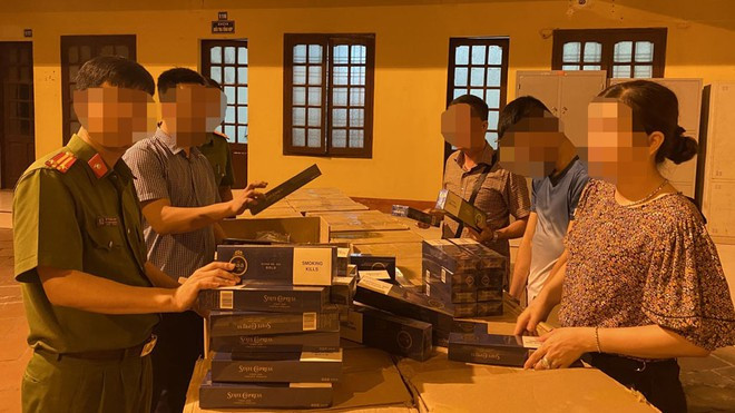  4. Ngụy trang xe thư báo chở thuốc lá lậu: Công an TP Thanh Hóa bắt quả tang Vũ Văn Thanh đang vận chuyển thuốc lá lậu trên xe tải biển số 29H-312.19 ở khu vực Khu công nghiệp Tây Bắc Ga. Bên ngoài xe trang trí và dán chữ xe thư báo, bên trong chứa 40.000 bảo thuốc lá do nước ngoài sản xuất. Thanh khai nhận đã mua số thuốc lá trên với giá gần 1 tỷ đồng ở cửa khẩu Lao Bảo (Quảng Trị), sau đó vận chuyển về Thanh Hóa tiêu thụ. 