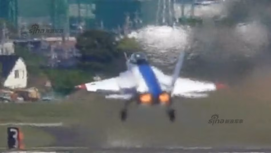 Cả một vùng không khí bị nhiễu động bởi hơi nóng tỏa ra từ cặp động cơ XF5-1.