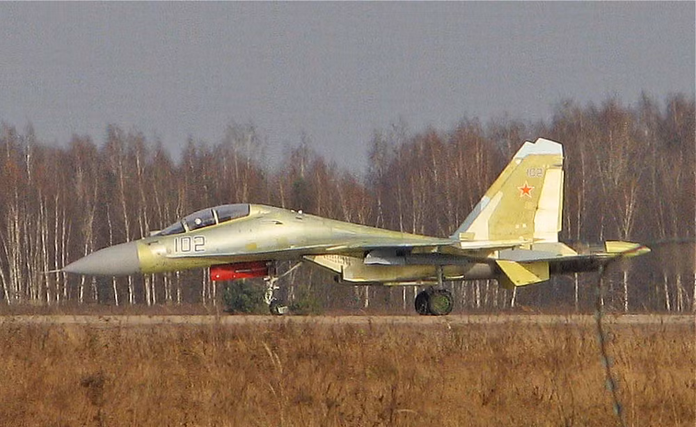 Đặc biệt Su-27PU có thể sử dụng như một "máy bay cảnh báo sớm và chỉ huy trên không" (AWACS), với người lái sau sẽ sử dụng radar và hệ thống kết nối dữ liệu đẻ kiểm soát những máy bay chiến đấu khác.