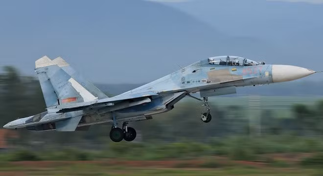 Su-27PU có một số sự sửa đổi đáng kể so với thế hệ Su-27, ví dụ như buồng lái thứ 2 được trang bị màn hình hiển thị CRT khổ lớn, cung cấp thông tin hướng dẫn với các thông tin chiến thuật về mục tiêu và máy bay đang điều khiển. Hệ thống dẫn đường và fly-by-wire đã được nâng cấp. Nó trang bị một radar nâng cấp NIIP N001, cung cấp thông tin cho nhiệm vụ tấn công mặt đất, tìm đường và khả năng theo dõi tấn công nhiều mục tiêu cùng lúc trên không.