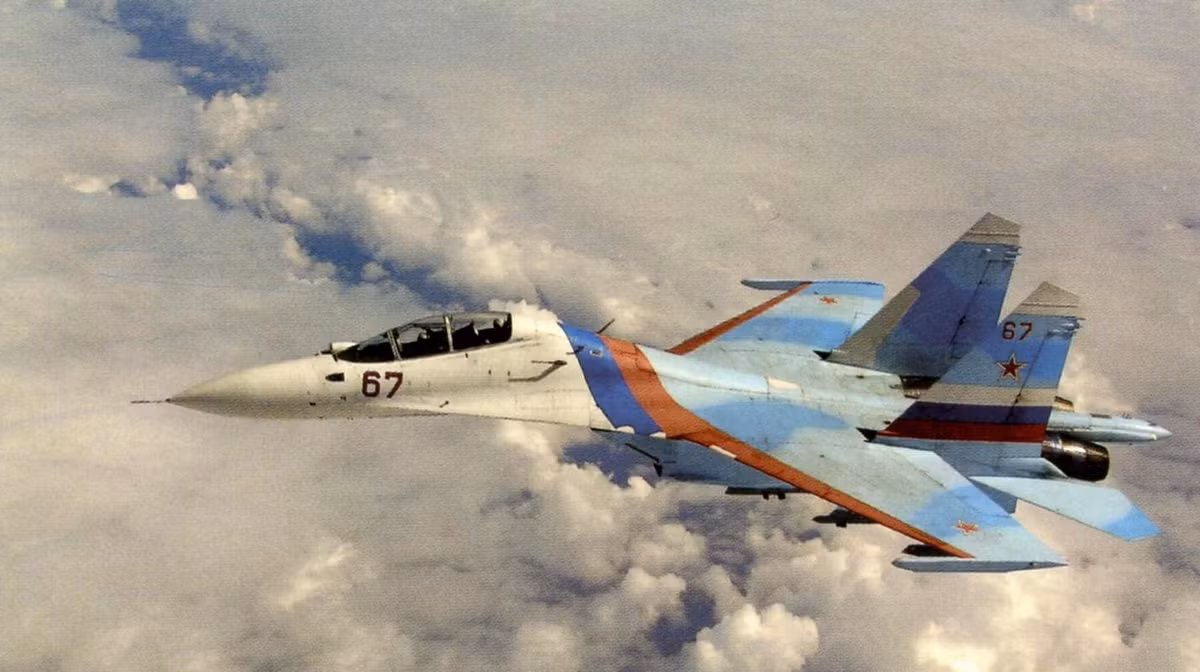 Máy bay được trang bị hệ thống tiếp nhiên liệu trên không có thể mở ra thu lại, để tăng thêm tầm hoạt động, cần tiếp nhiên liệu nằm ở bên trái mũi Su-27, để lắp thêm hệ thống này thì hệ thống IRST đã phải chuyển sang cạnh phải của máy bay.