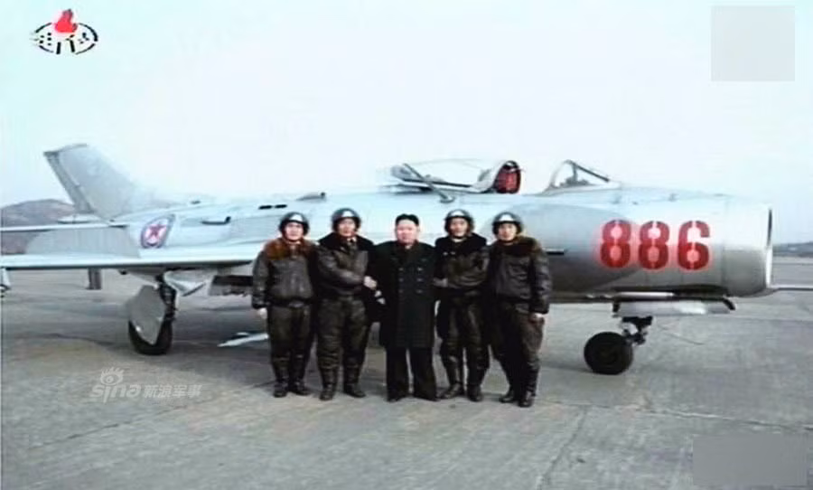 Cực kỳ ngạc nhiên là Triều Tiên hiện vẫn duy trì đến 200 chiếc tiêm kích phản lực F-5 và J-6 cực kỳ lạc hậu. Trong đó, F-5 vốn là phiên bản Trung Quốc sản xuất trên cơ sở MiG-17 của Liên Xô, còn J-6 là dựa trên MiG-19. Cả hai loại này chỉ trang bị được pháo đối không 23-37mm.