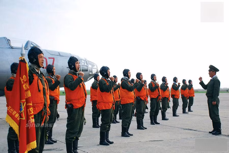 Ngoài ra, không quân ném bom còn có 80 máy bay hạng trung H-5 do Trung Quốc sản xuất trên cơ sở mẫu Il-28 của Liên Xô. Loại máy bay này mang được 3 tấn bom, tốc độ bay cận âm.