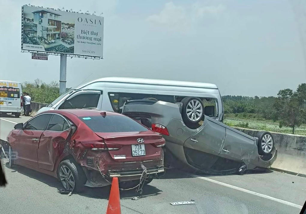 Tai nạn liên hoàn trên cao tốc TPHCM - Long Thành - Dầu Giây Tai nan lien hoan tren cao toc TPHCM - Long Thanh - Dau Giay