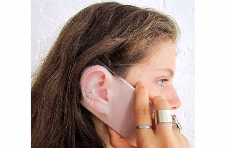 Chiếc ốp "tai người" - trông khá đáng sợ nhưng không thể độc hơn!