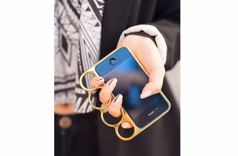 Chiếc ốp kiểu "nắm đấm đồng" giúp cầm máy thật tiện lợi, đồng thời còn là một vũ khí dành cho các quý cô chống lại những kẻ xấu.