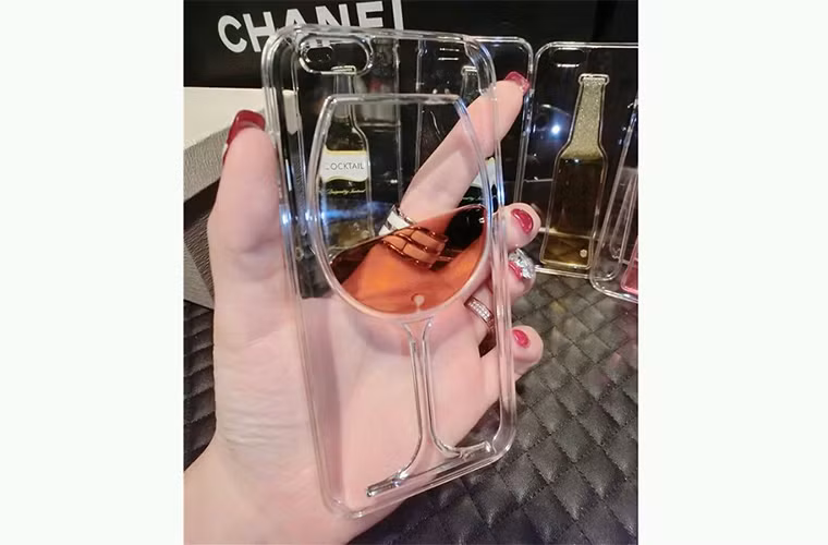 Chiếc ốp này có thể cho người chủ uống rượu được không nhỉ!?