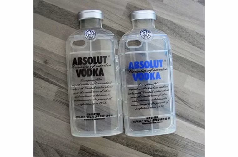 Chiếc ốp lưng iPhone khiến người khác nhầm thành chai rượu vodka
