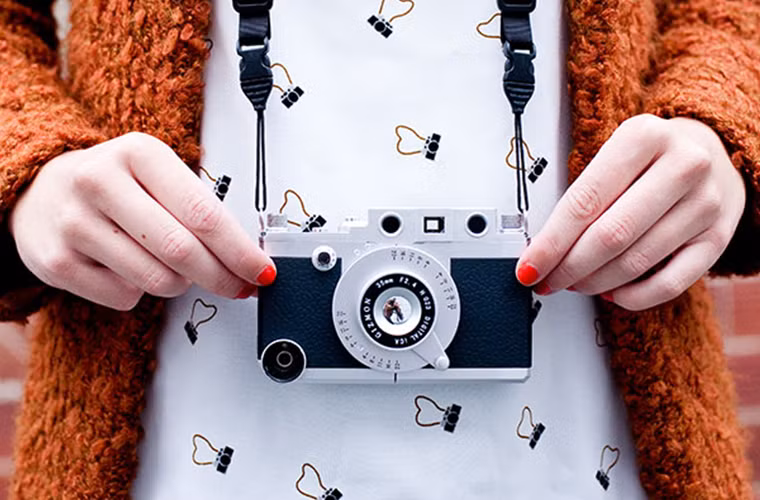 Ốp lưng biến iPhone thành một chiếc máy ảnh cổ.