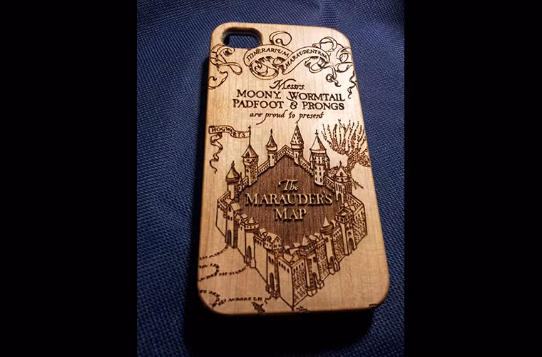 Và đối với fan của seri truyện Harry Potter, chiếc vỏ ốp bằng gỗ này là một món quà tuyệt vời.