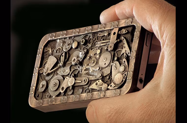 Ốp lưng iPhone phong cách Steampunk hiện rõ những chi tiết máy móc tinh xảo ấn tượng.