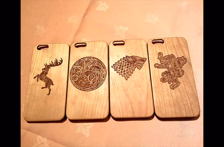 Những chiếc ốp lưng bằng gỗ in các huy hiệu, biểu tượng đại diện cho các dòng họ trong seri phim truyền hình ăn khách "Game of Thrones". Đây chắc chắn là món quà tuyệt vời cho các fan của bộ phim này.