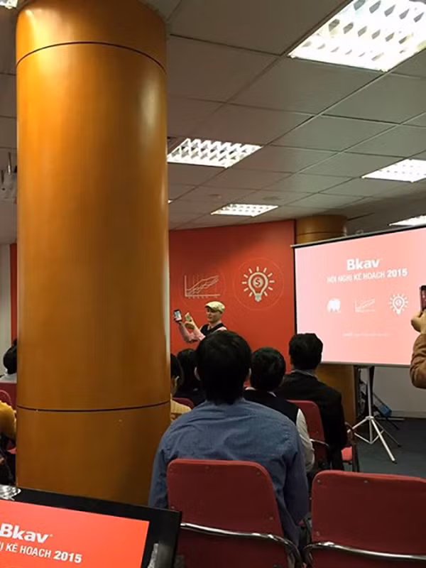 CEO Bkav Nguyen Tu Quang: “Dien thoai BPhone cang ngam cang yeu“-Hinh-2