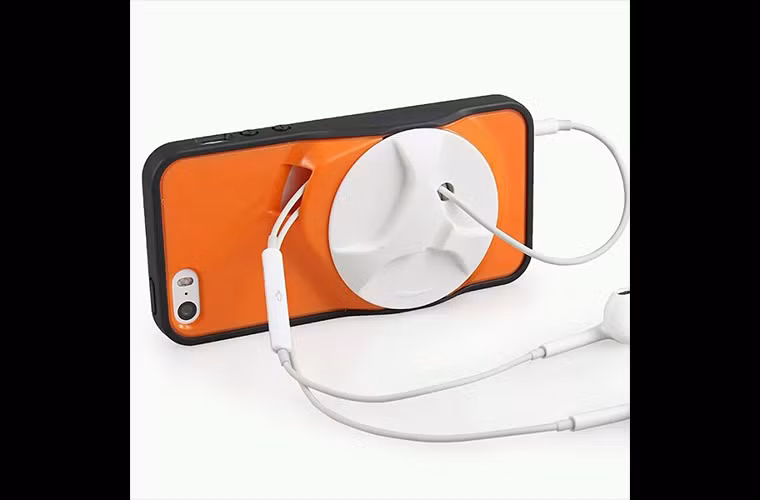 Chiếc ốp lưng iPhone tích hợp một bộ cuốn dây đeo tai nghe. Quá "tiện nghi" cho các fan nghe nhạc trên điện thoại.