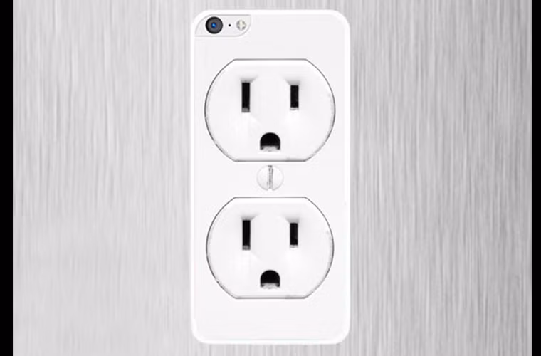 Chiếc ốp lưng cải trang iPhone thành một ổ cắm điện trên tường trông rất thú vị.