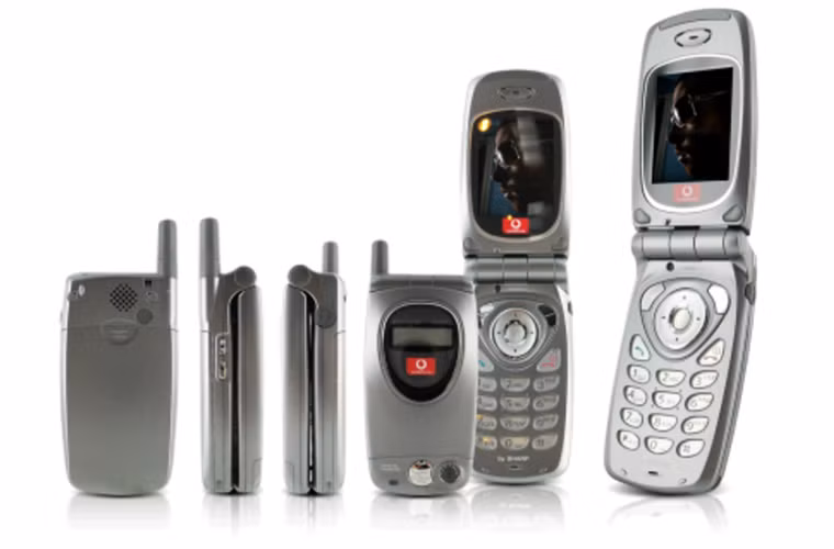  2003: Sharp GX10 - Được xem là đồ cổ của ngày nay, nhưng vào năm 2003 thì GX10 là một mẫu điện thoại có tính đột phá, đặc biệt đối với những ai hay đi du lịch nước ngoài. GX10 sở hữu đến 3 băng tần để gọi trên khắp toàn cầu, được tích hợp 16 bản nhạc chuông đa âm và cho 255 phút đàm thoại liên tục. Pin của máy còn cho đến 250 giờ ở chế độ chờ (hơn 10 ngày) trước khi sạc lại, một con số ấn tượng.