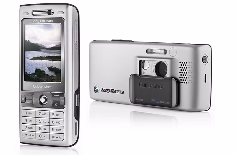  2007: Sony Ericsson K800 Cyber-Shot T - Vào thời điểm này, ý tưởng chụp một bức hình bằng điện thoại thay vì một chiếc máy ảnh chuẩn được xem là lố bịch. Lúc đó, iPhone cũng vừa mới ra đời, còn các thiết bị như Cyber-Shot vẫn đang thống trị ở mảng này. Thế nhưng Sony Ericsson đã mạnh dạn đưa sức mạnh camera của mình vào K800, giúp nó trở thành chiếc điện thoại chụp hình tuyệt vời khi đó.