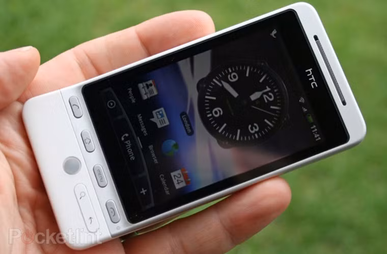  2010: HTC Hero - Là một trong những chiếc smartphone chạy Android đầu tiên trên thế giới, HTC Hero cũng sở hữu một "bi lăn" (trackball) giúp di chuyển linh hoạt trong hệ điều hành tương tự như BlackBerry Curve và Bold vào thời điểm đó. Nó cũng có một tính năng mà đội ngũ thiết kế HTC gọi là "cái cằm" (chin), giúp cho trackball nhô ra ngoài bề mặt của điện thoại hơn và sử dụng dễ dàng hơn.