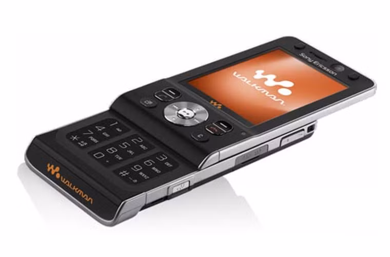  2008: Sony Ericsson W910 Walkman Phone - Tất cả là nhằm mang đến âm trầm sâu sắc! Năm 2008 là thời điểm Sony Ericsson toàn tâm toàn ý tạo ra những chiếc điện thoại cao cấp dành cho những đôi tai sành nhạc. Âm nhạc và nhiếp ảnh là các tính năng được thiết kế đặc biệt nhằm có được chất lượng cao nhất mà W910 Walkman có thể mang lại.